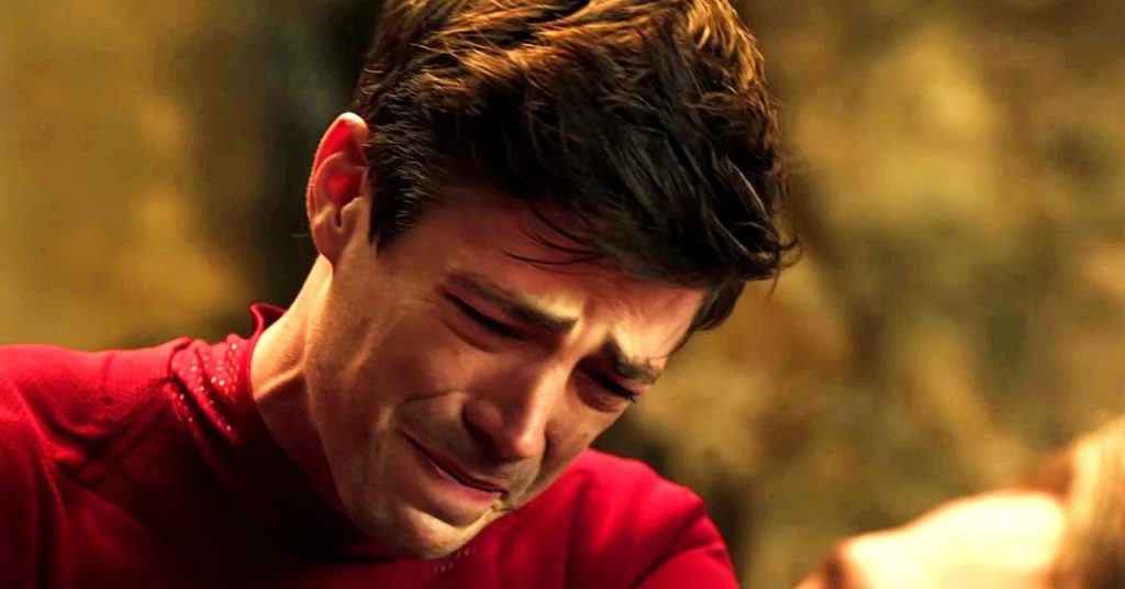 Após quase 10 anos, Grant Gustin aposenta traje do Flash em vídeo emocionante