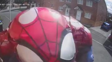 Mãe quase morre de susto com Homem-Aranha em câmera de segurança