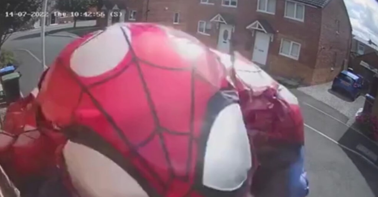 Mãe quase morre de susto com Homem-Aranha em câmera de segurança