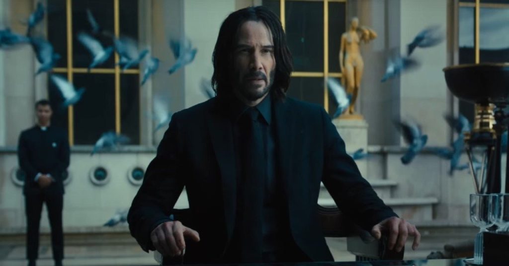 Vídeo flagra Keanu Reeves ajudando a carregar peso nos bastidores de John Wick 4