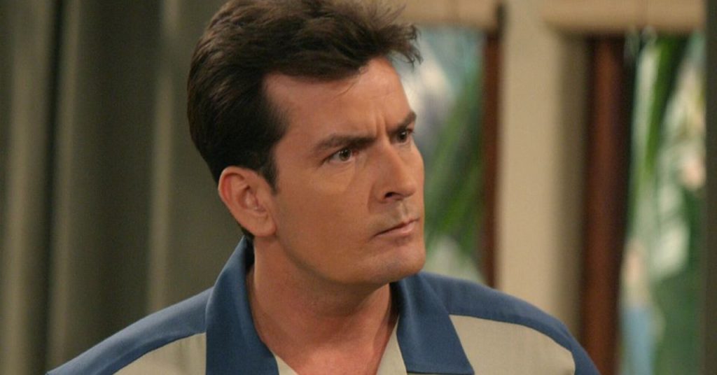 Charlie Sheen retoma carreira em série do mesmo diretor que o demitiu anos atrás