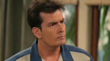 Charlie Sheen retoma carreira em série do mesmo diretor que o demitiu anos atrás