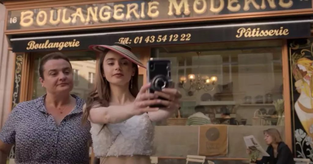 Padaria vista em Emily em Paris sofre por não corresponder às expectativas dos fãs