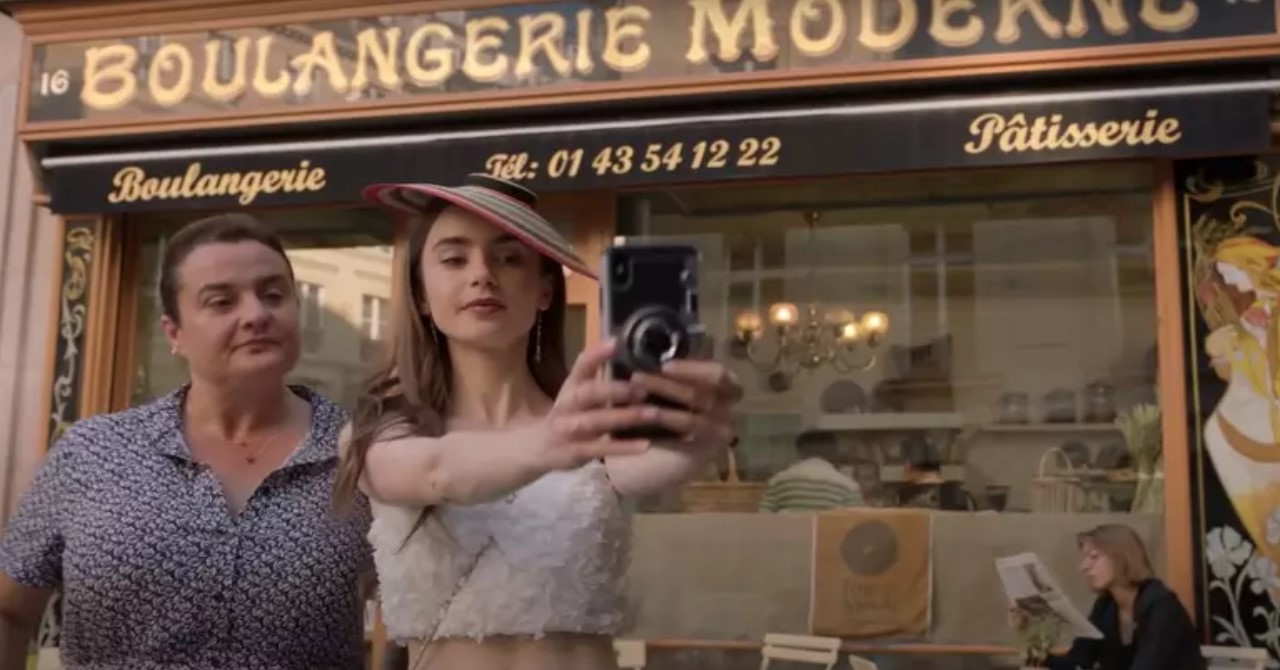 Possessos, franceses vandalizam cenários de Emily em Paris: ‘vá embora’