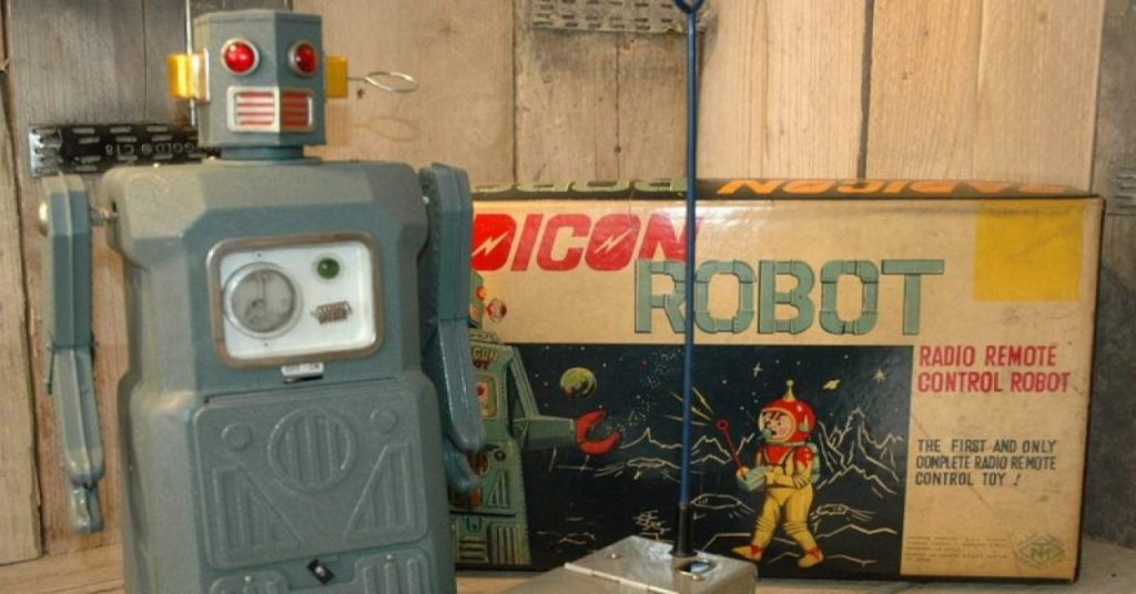 Família quase doa brinquedo antigo, mas descobre que item vale uma fortuna