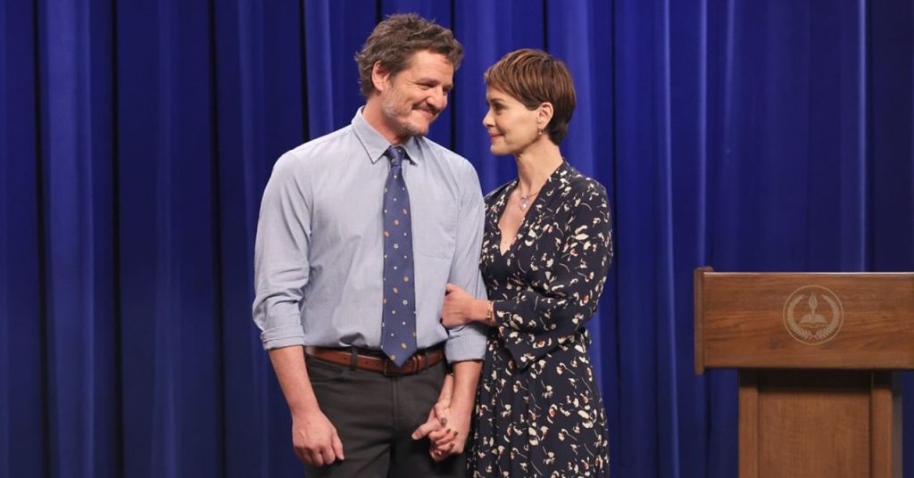 Sarah Paulson revela que emprestava dinheiro para Pedro Pascal não passar fome
