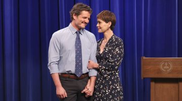 Sarah Paulson revela que emprestava dinheiro para Pedro Pascal não passar fome