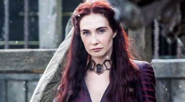 Game of Thrones: atriz de Melisandre acaba presa na Holanda