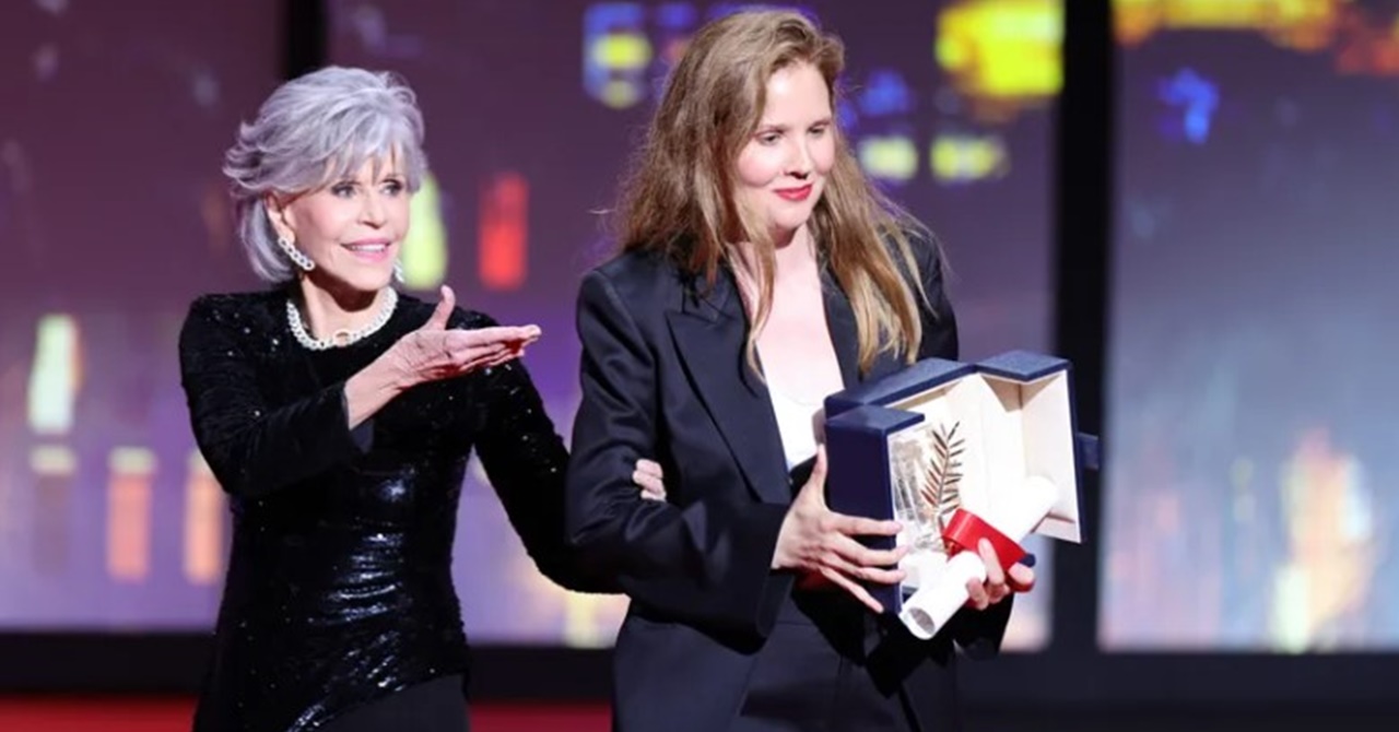 Jane Fonda atira prêmio do Festival de Cannes na cabeça de diretora vencedora