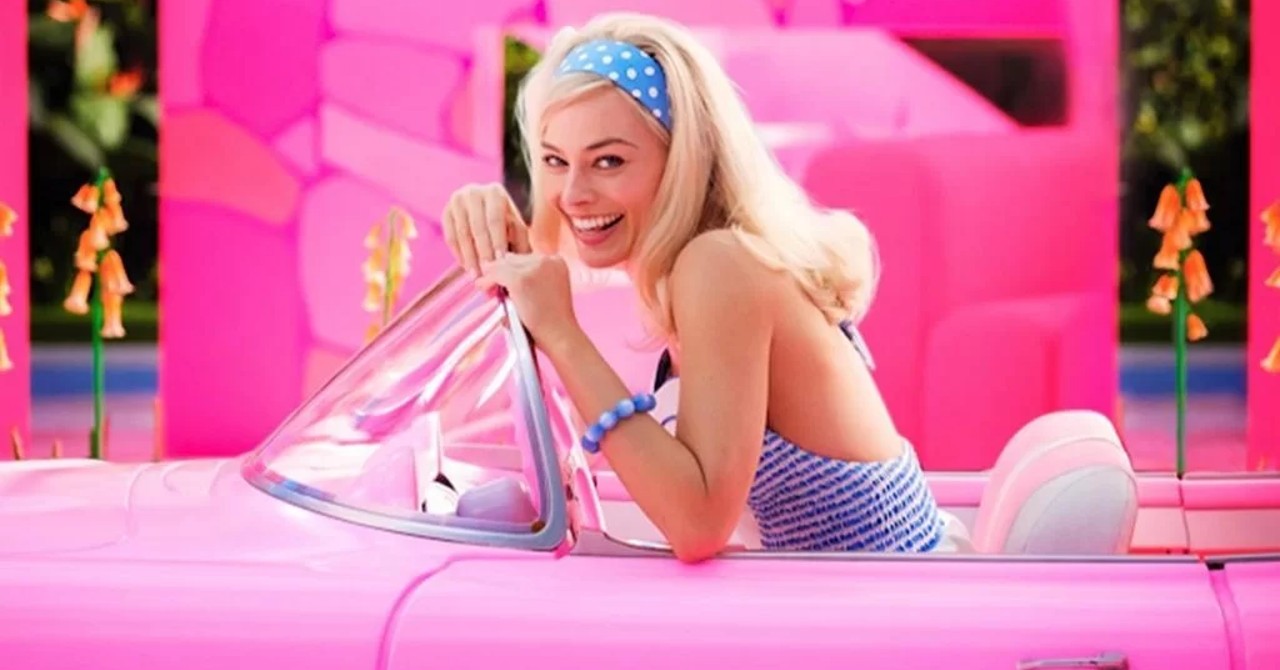 Margot Robbie exibe barrigão de grávida em viagem de férias