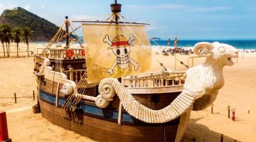 Aberto à visitação, navio de One Piece atraca em praia brasileira