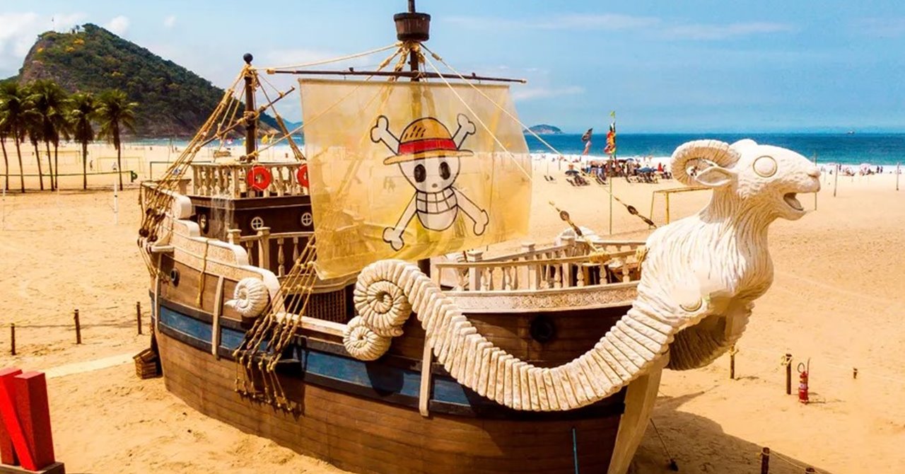 Aberto à visitação, navio de One Piece atraca em praia brasileira