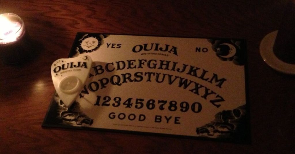 Ouija: 36 crianças são internadas com medo da brincadeira do copo
