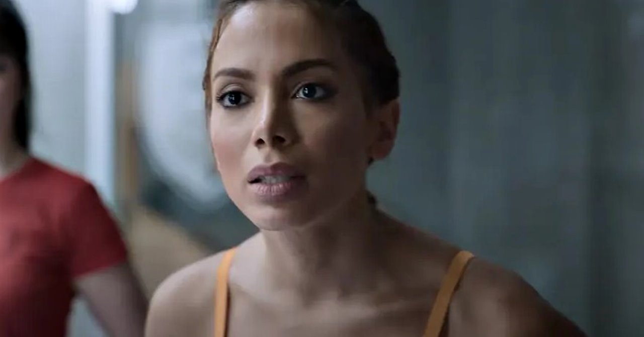 Anitta é professora de defesa pessoal no novo trailer de Elite, mas dublagem desagrada