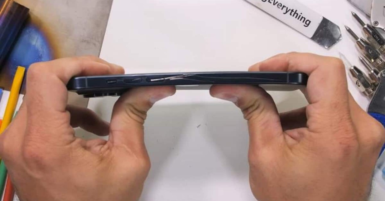 Não era de titânio? iPhone 15 Pro Max dobra ao meio e reprova em teste