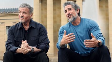 Marcos Mion e Sylvester Stallone aparecem juntos na escadaria de Rocky