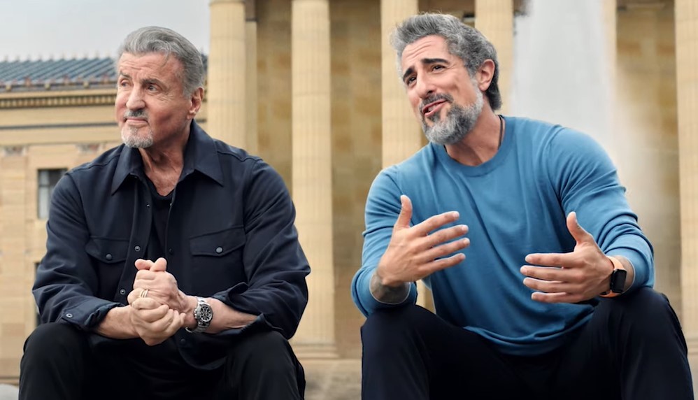 Marcos Mion e Sylvester Stallone aparecem juntos na escadaria de Rocky