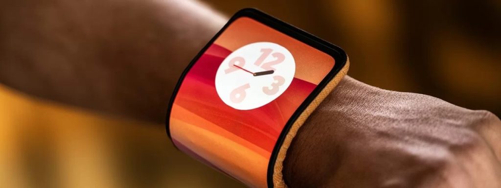 Motorola cria celular com tela dobrável que se enrola no pulso
