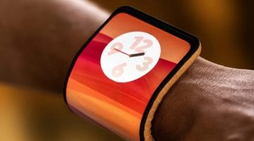 Motorola cria celular com tela dobrável que se enrola no pulso