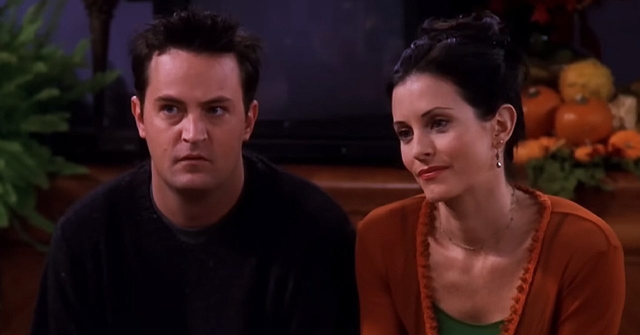 Friends: Courteney Cox diz que ‘recebe visitas’ de Matthew Perry