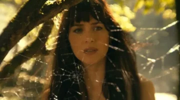 Atriz de Madame Teia participa de festa no Brasil com look inspirado no filme