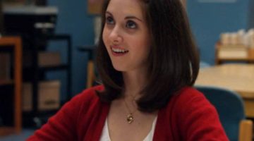 Alison Brie diz o que achou após ler o roteiro do aguardado filme de Community