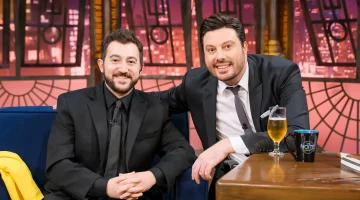No Brasil, Vincent Martella responde se ainda tem contato com o ‘Chris’
