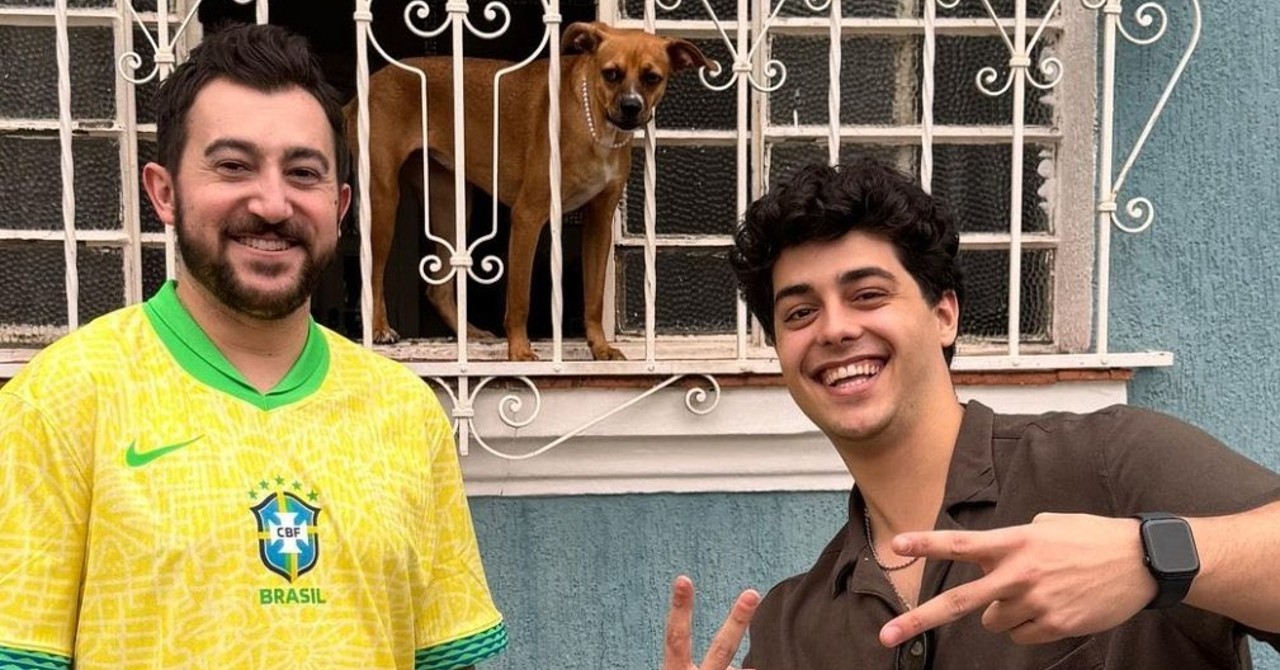 Vincent Martella se joga na cultura brasileira e toma cerveja em boteco