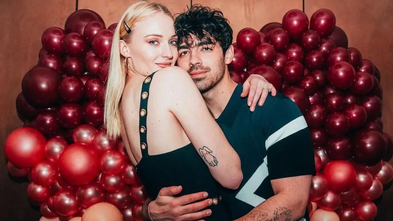 Sophie Turner lamenta divórcio conturbado com Joe Jonas: ‘nunca fui forte’
