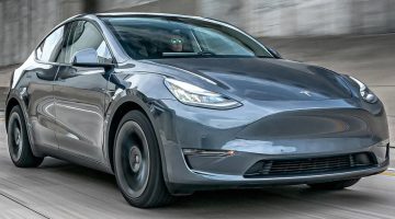 Mulher relata desespero após ficar presa dentro de Tesla atualizando o sistema