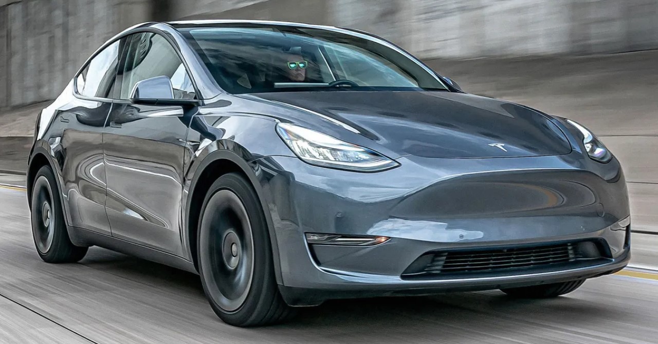 Mulher relata desespero após ficar presa dentro de Tesla atualizando o sistema