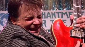 Michael J. Fox dá um show de guitarra no palco do Coldplay