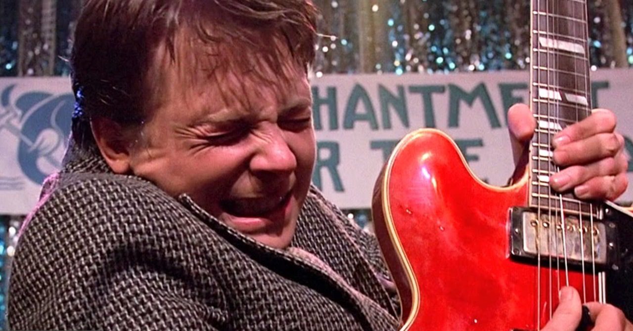Michael J. Fox dá um show de guitarra no palco do Coldplay