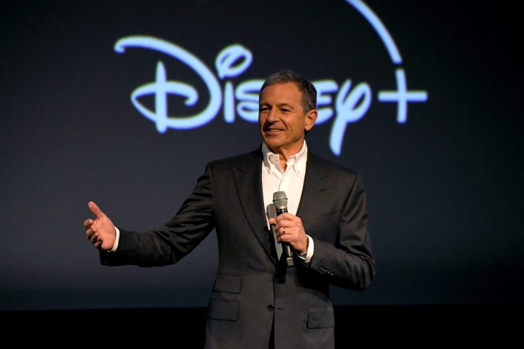 Bob Iger recebe prêmio por ’50 Anos Mágicos’ na Disney