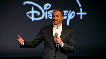 Bob Iger recebe prêmio por ’50 Anos Mágicos’ na Disney
