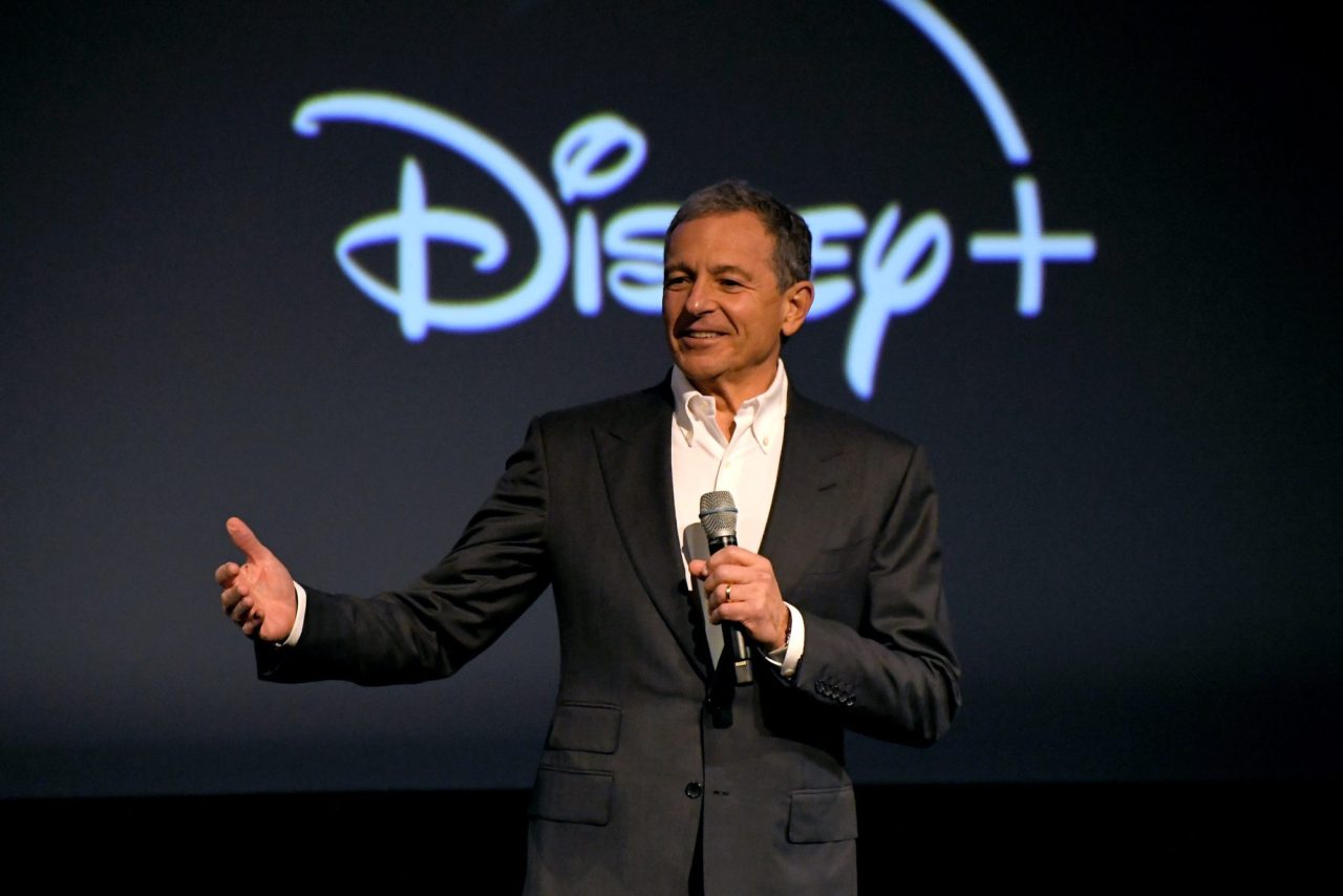Bob Iger recebe prêmio por ’50 Anos Mágicos’ na Disney