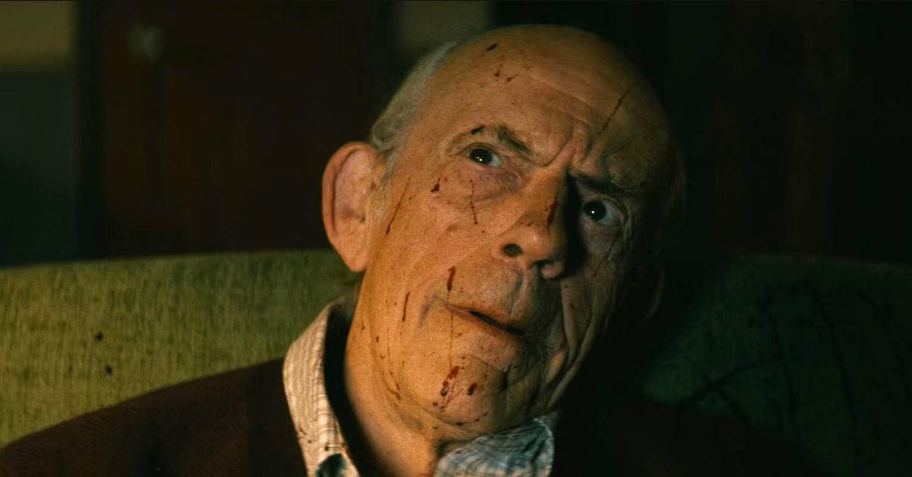 Christopher Lloyd de volta em Anônimo 2
