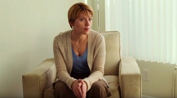 Scarlett Johansson comenta troca de piadas ofensivas anual do marido: ‘é brutal’