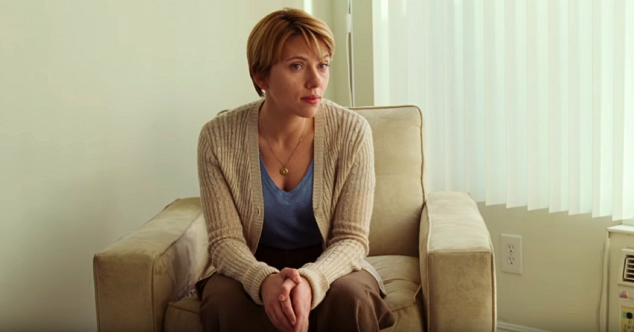 Scarlett Johansson comenta troca de piadas ofensivas anual do marido: ‘é brutal’