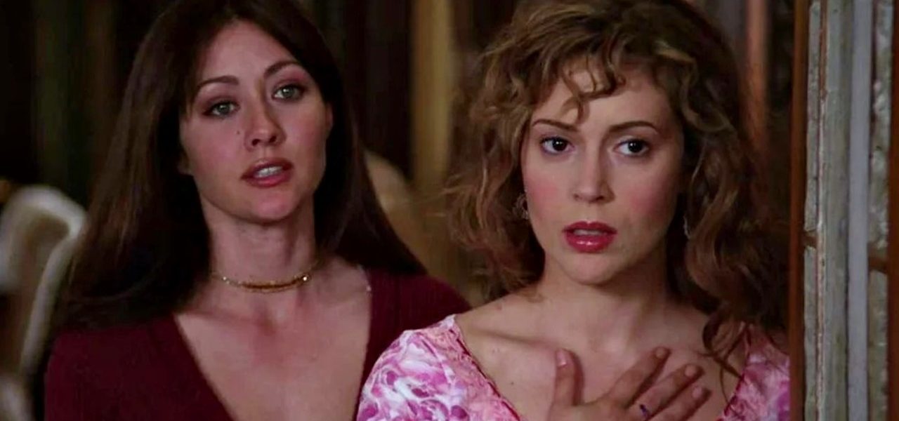 Shannen Doherty e Alyssa Milano em cena da série Charmed