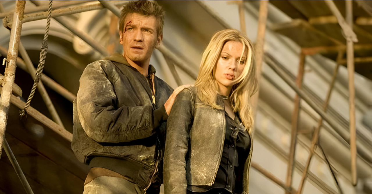 Scarlett Johansson sugere cena de topless em filme, mas diretor proíbe