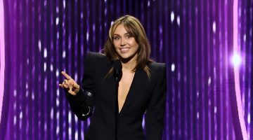 Miley Cyrus se emociona ao ser oficialmente condecorada como ‘Lenda da Disney’