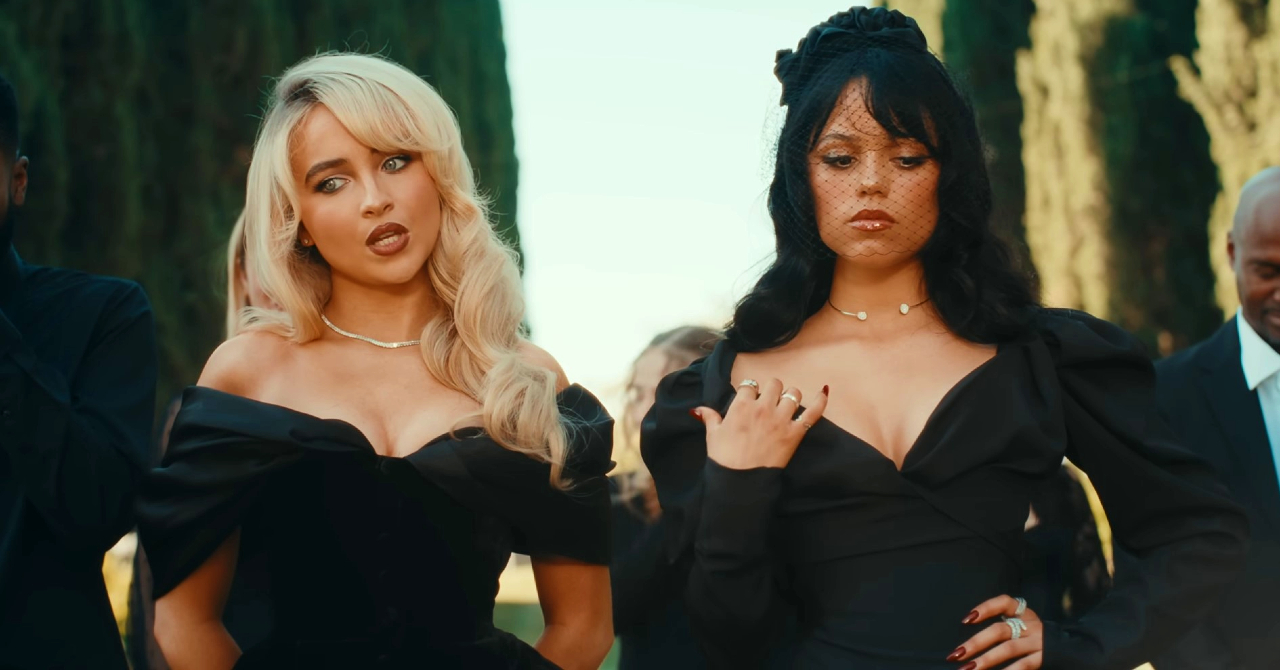 Sabrina Carpenter e Jenna Ortega se beijam em videoclipe cômico e sangrento