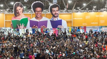Distribuição de senhas para autógrafos na Bienal do Livro vira confusão e é suspensa