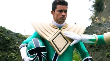 Ator de Power Rangers está foragido da polícia após agredir um idoso de andador