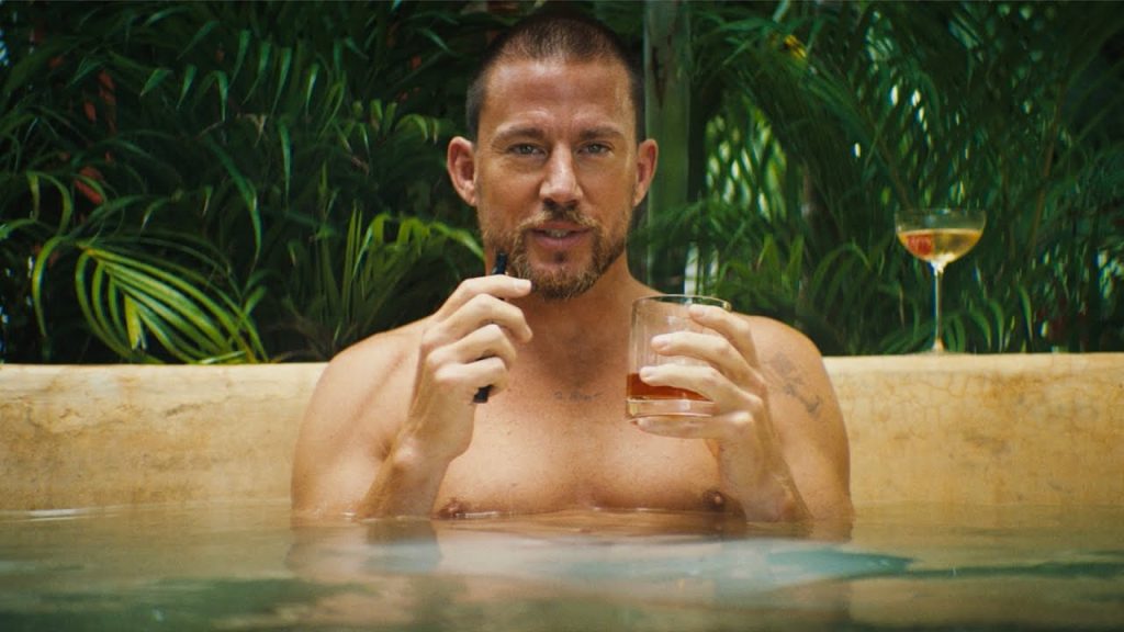 Channing Tatum revela convite inesperado de Jeff Bezos e compartilha experiência bizarra