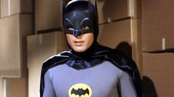 Adam West fez participação especial em Batman: Os Bravos e Destemidos