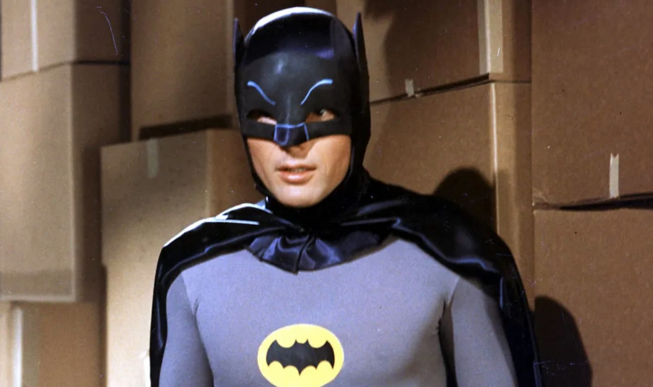 Adam West fez participação especial em Batman: Os Bravos e Destemidos