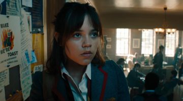 Jenna Ortega se emociona ao encontrar moradores de cidade icônica de ‘Beetlejuice’
