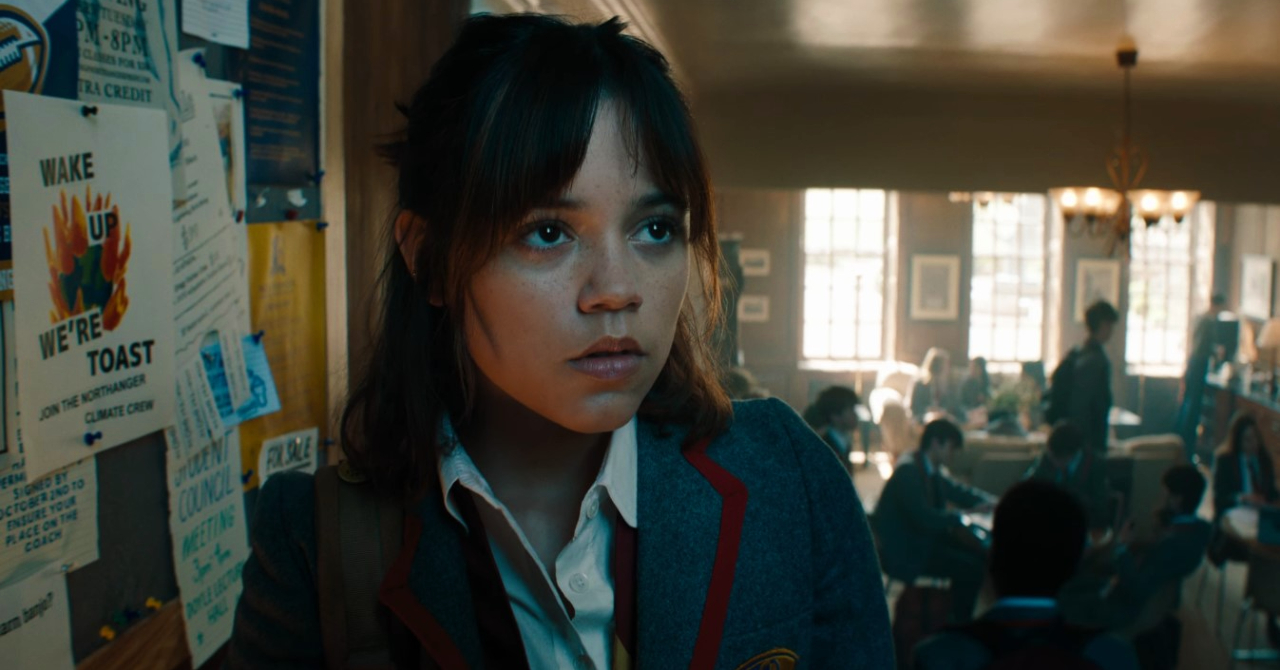 Jenna Ortega se emociona ao encontrar moradores de cidade icônica de ‘Beetlejuice’